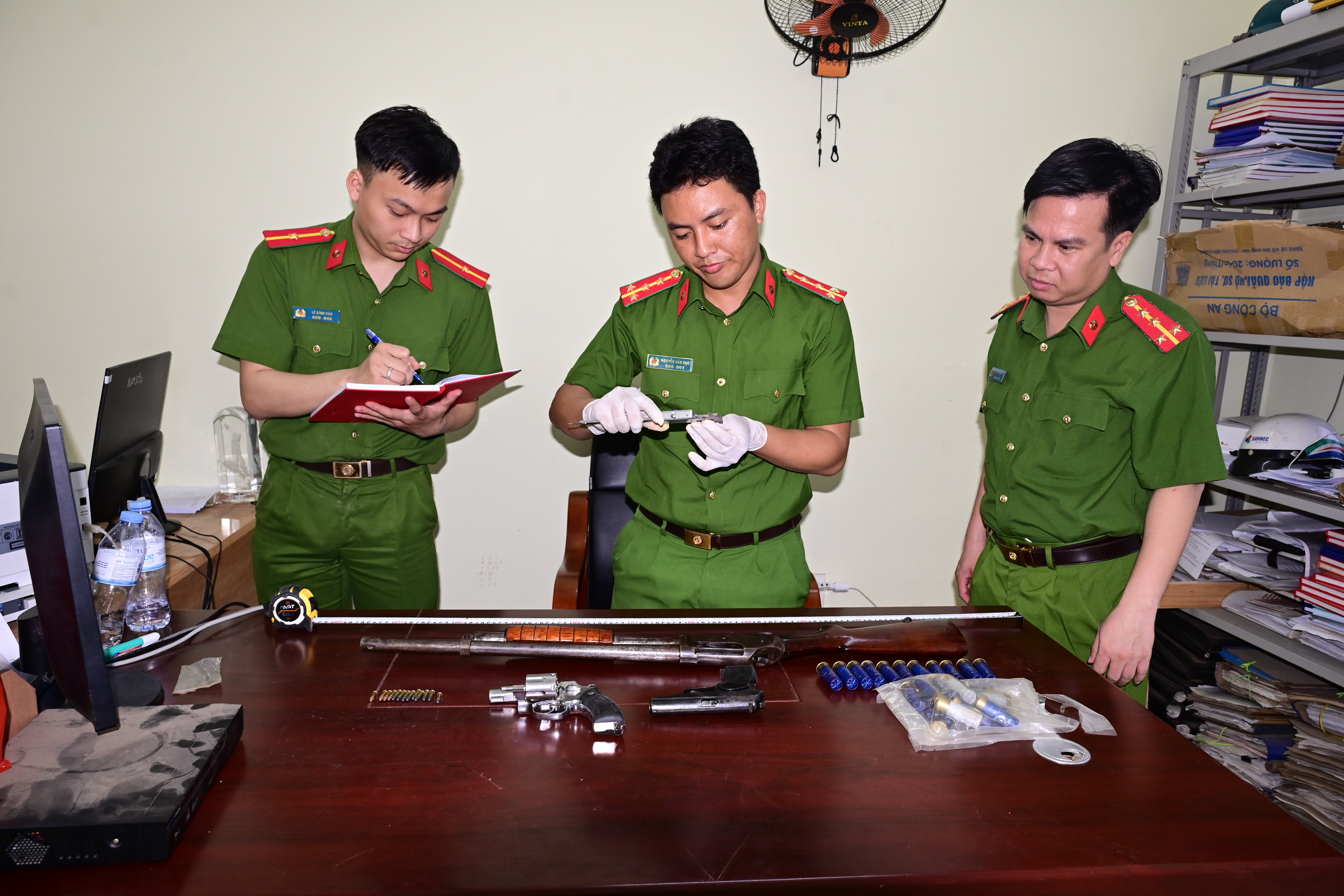 Vận động, thu hồi 65 viên đạn, 6 súng CCHT; bắt 6 vụ liên quan đến VK, VLN, CCHT